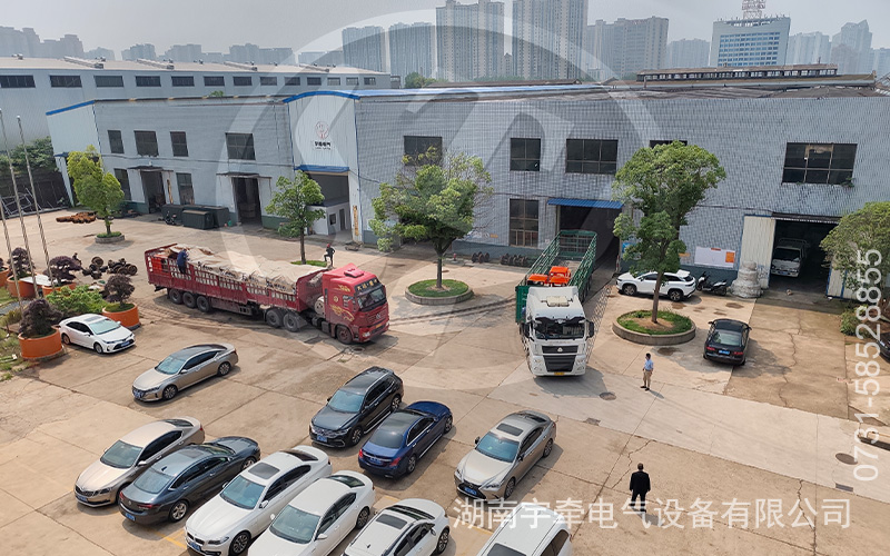 客戶(hù)采購(gòu)的礦用5噸蓄電池電機(jī)車(chē)裝車(chē)發(fā)貨